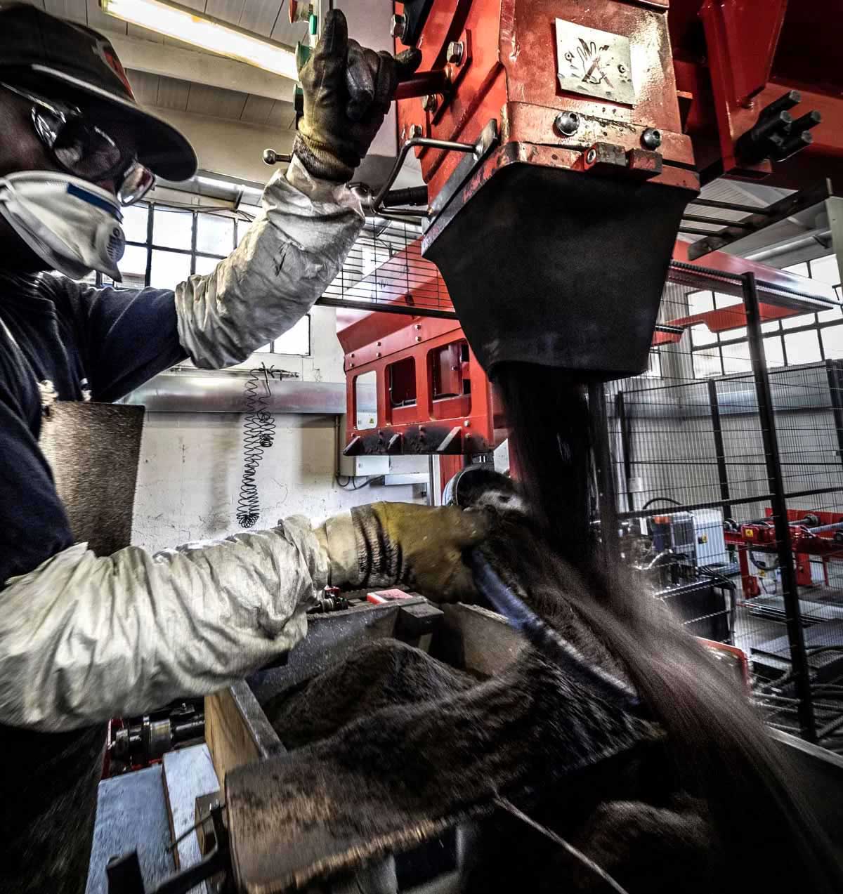 steel foundry production systems: sand and resin moulding