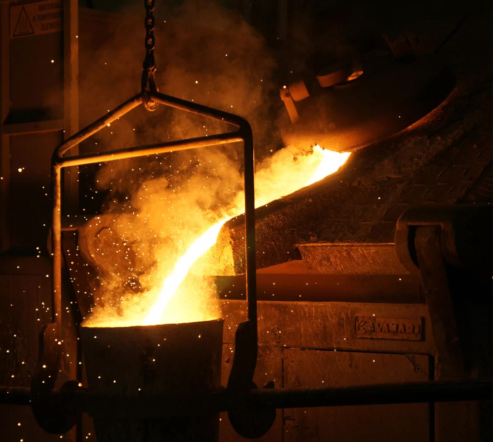 casting steel in steel foundry